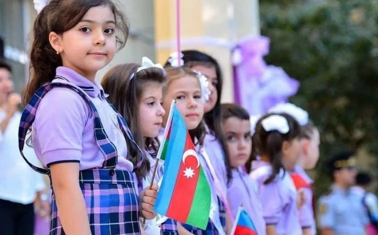 Məzunların taleyi sual altındadır: Minlərlə gəncin sonrakı yolu bilinmir